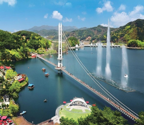 2.예당호출렁다리 전경.jpg
