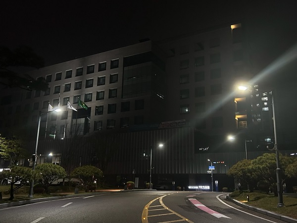 3.예산군청사 지구의 날 소등행사 참여 모습.jpg