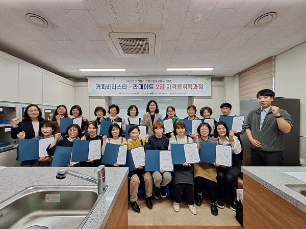 8.자격증반 수료식 기념촬영.jpg