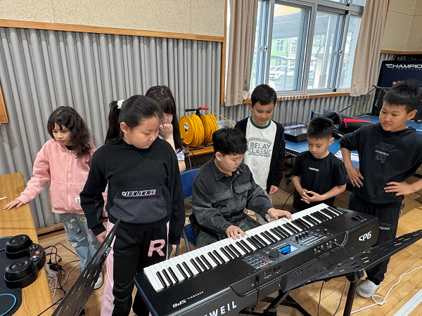 요청사진1.250423 작은학교 문화교실(신촌초) (3).jpg