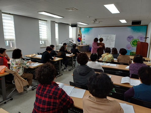 6.수지침 전문자원봉사 양성 교육 과정 (2).jpg
