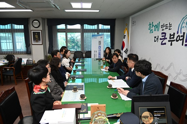 1.박정현 부여군수가 부여군 청년기금 운용심의위원 위촉식을 갖고 있다.2.JPG