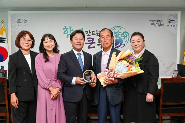 6.보건의료발전 및 예방접종 유공자 표창-초촌면 송정보건진료소 운영협의회 정락동 회장.JPG