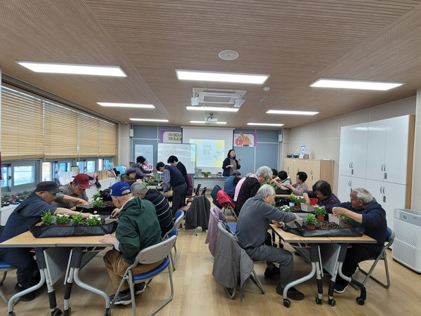 (사진6)치매가족지지프로그램(힐링 프로그램).jpg