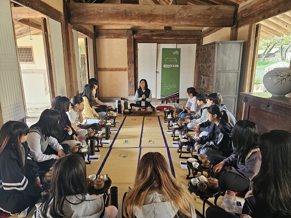 2.추사고택 탐구생활 ‘접빈다례’ 체험 모습.JPG