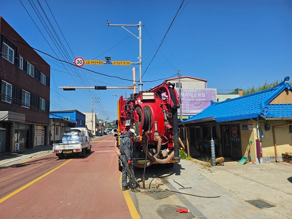 3.서산시가 지난 4월 하수관로를 준설하는 모습(음암면).jpg