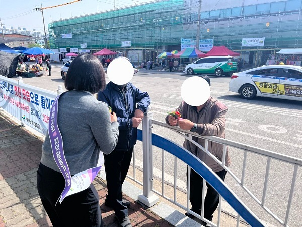 8.예산통합상담소 종사자가 어르신에게 카네이션을 전달하는 모습 (2).jpg