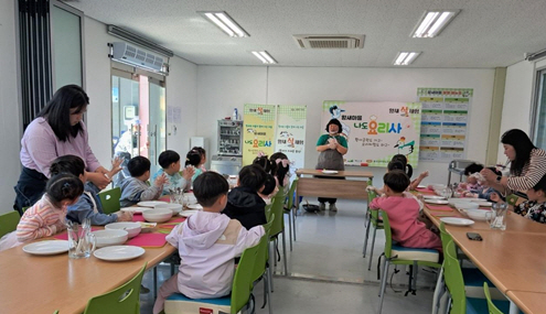 3.식체험 프로그램 진행 모습.jpg