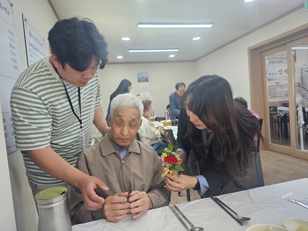 6.예산군장애인종합복지관이 어버이날을 맞아 고령 장애인에게 카네이션을 전달하는 모습 (2).jpg