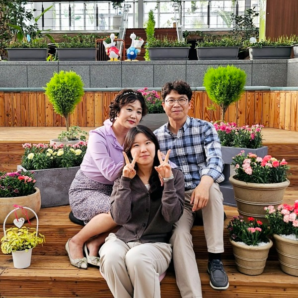 12일 (홍성군, 가정의달 맞아 치유쉼터 카네이션 포토존 운영).jpg