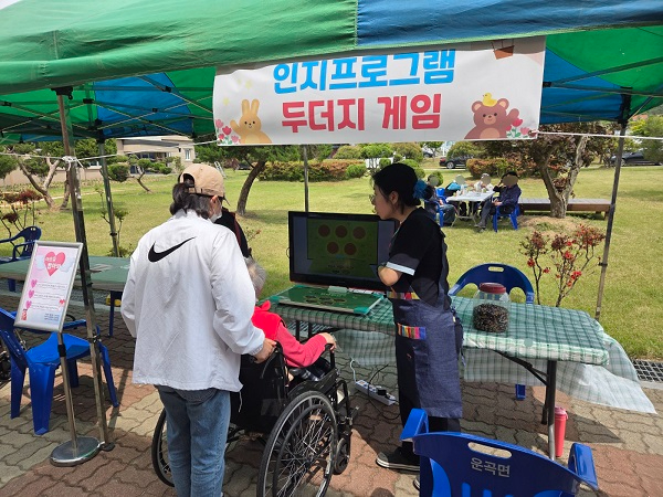 4.청양군노인요양원, 5월 가정의 달 맞아 ‘청양장터’ 개최.jpg