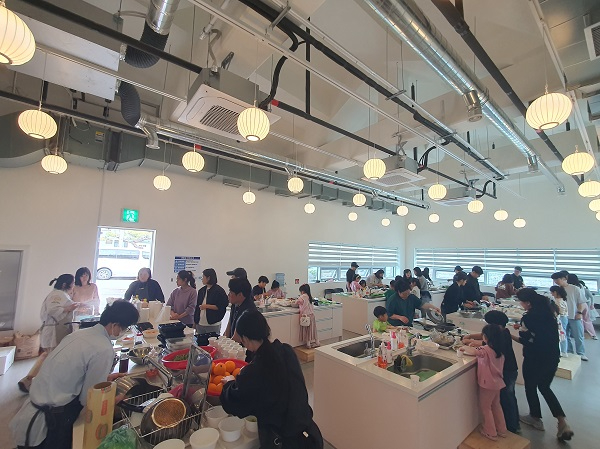 13일 (홍주천년문화체험관, 활기찬 새봄 맞이_즐겁게 떡갈비 도시락을 만들고 있다).jpg