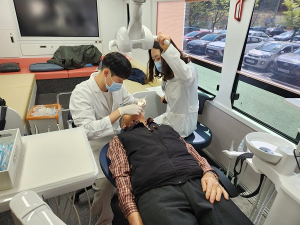 (사진2)제80회 구강보건의날 행사 이동진료버스 구강검사.jpg
