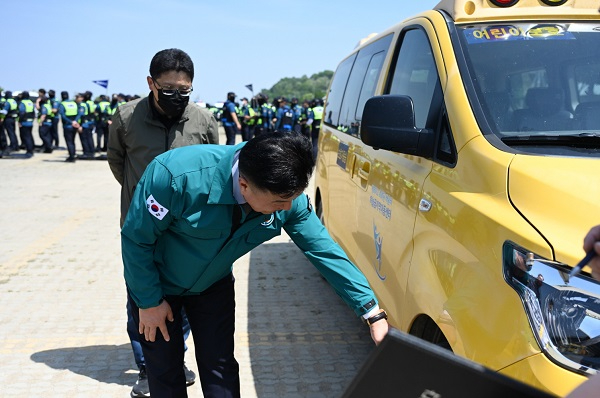 6.예산군 합동점검반이 어린이 통학버스를 점검하고 있는 모습 (3).JPG