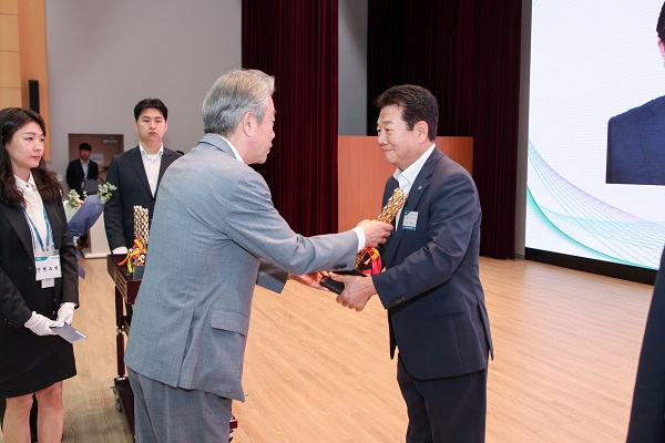 (사진1)팔도 농협쌀 대표브랜드 우수상 수상2.JPG