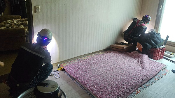 2.서산시가 무료 전기 안전점검을 통해 전기설비를 보수하는 모습2.jpg