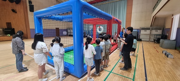 5.드론 축구 체험에 참여 중인 청소년들 모습.jpg