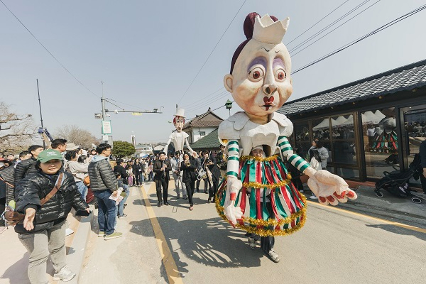 요청사진2.또봄면천 퍼레이드.jpg
